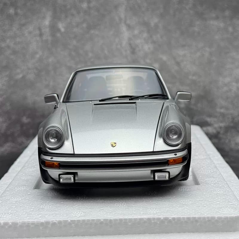 AUTOart 1:18 Porsche 911 (930) Turbo 3.0 Diecast Model Car