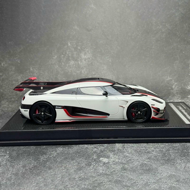 VMB 1:18 Koenigsegg ONE:1 Resin Model – White / Silver