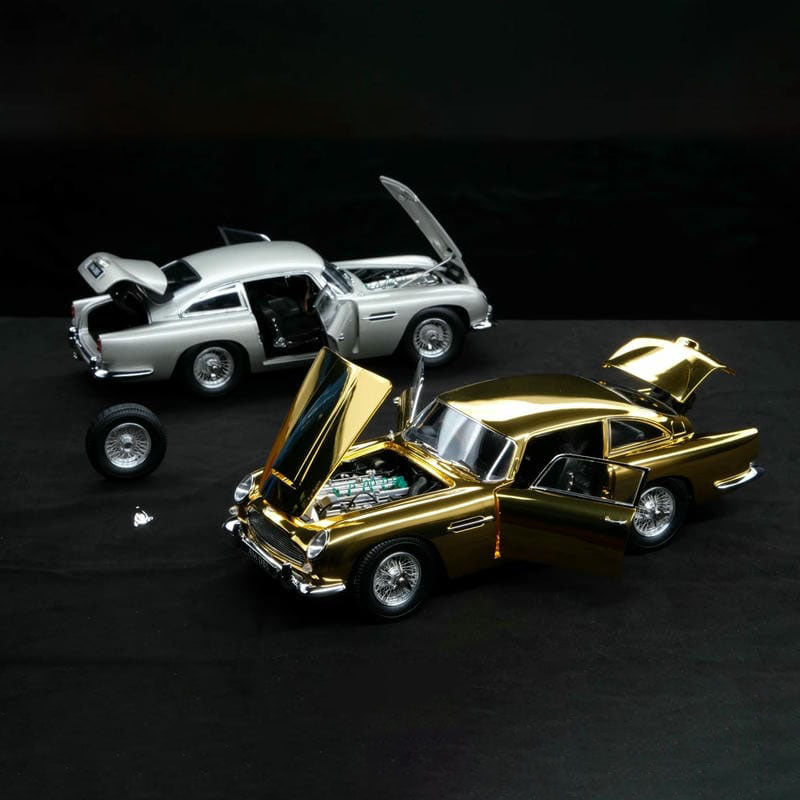 Auto   1/18 For Aston Martin V12