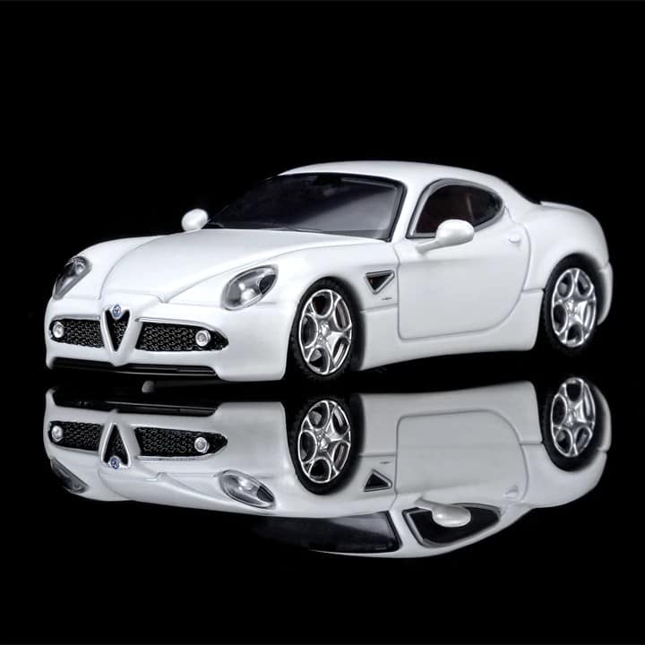 MOTORHELIX MH 1:64 Alfa Romeo 8C Competizione 2008 Diecast Model