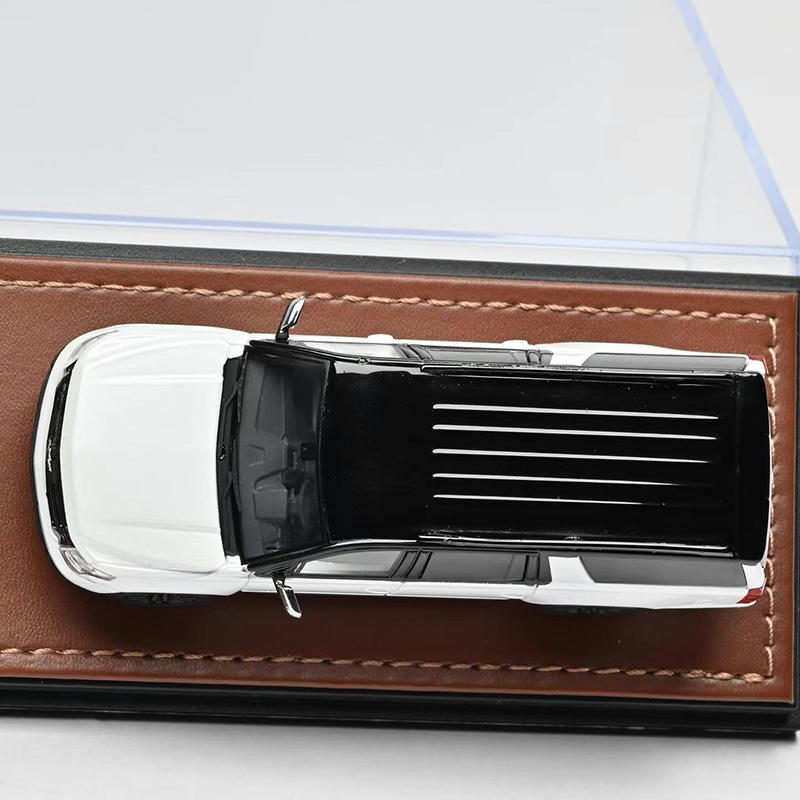 GOC 1:64 Chevrolet Suburban SUV 2015 Diecast Car Model