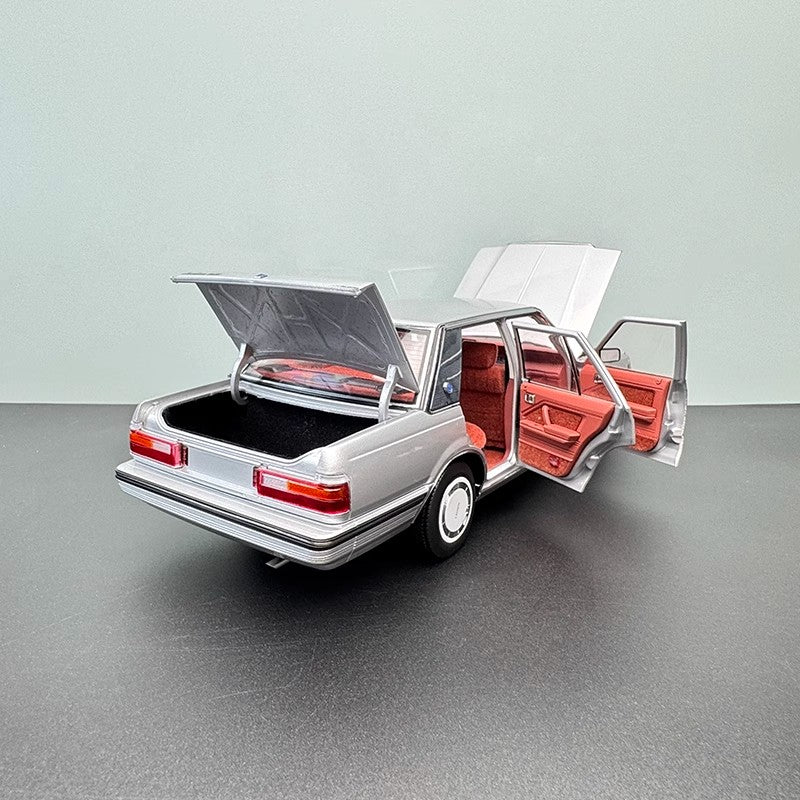 Xiaoguang 1:18 Toyota Crown M122 Alloy Diecast Model Car