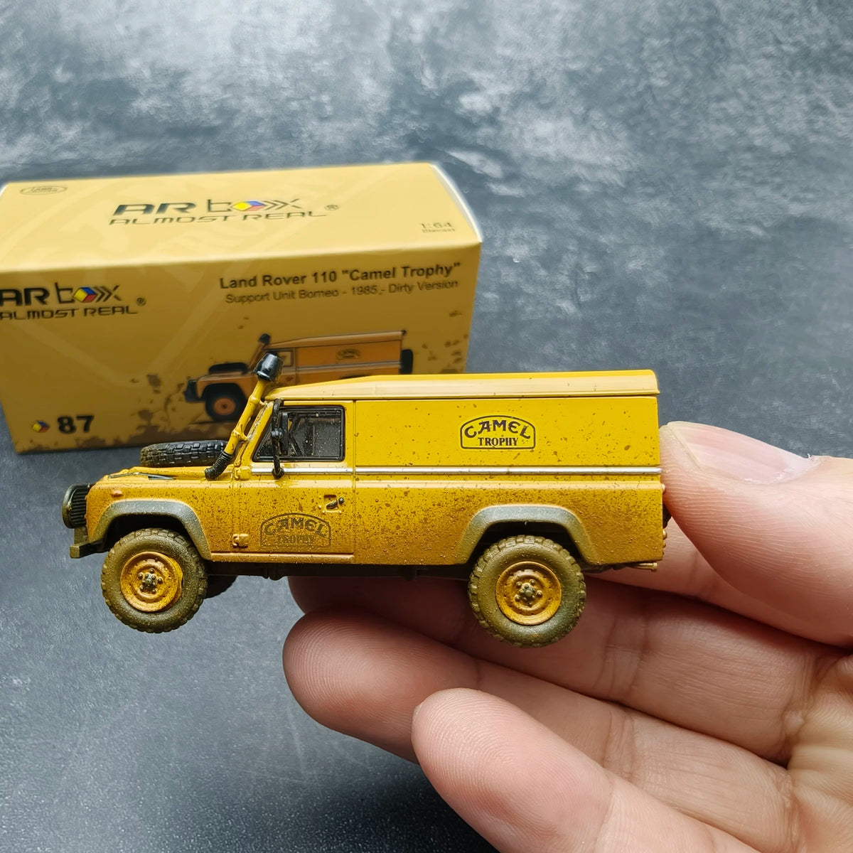 AR BOX 1:64 Land Rover Defender 110 Camel Trophy 1985 Borneo Support Vehicle Dirty Edition Diecast Model Car