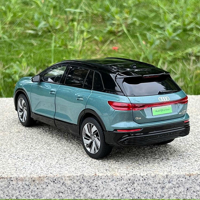 1:18 Audi Q5 e-tron Diecast Model Car with Lights