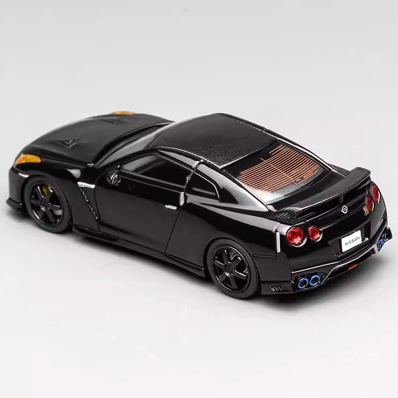 MotorHelix 1:64 Nissan GT-R R35 diecast model