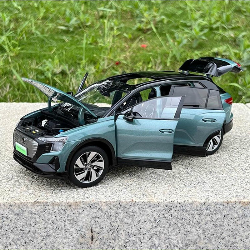 1:18 Audi Q5 e-tron Diecast Model Car with Lights