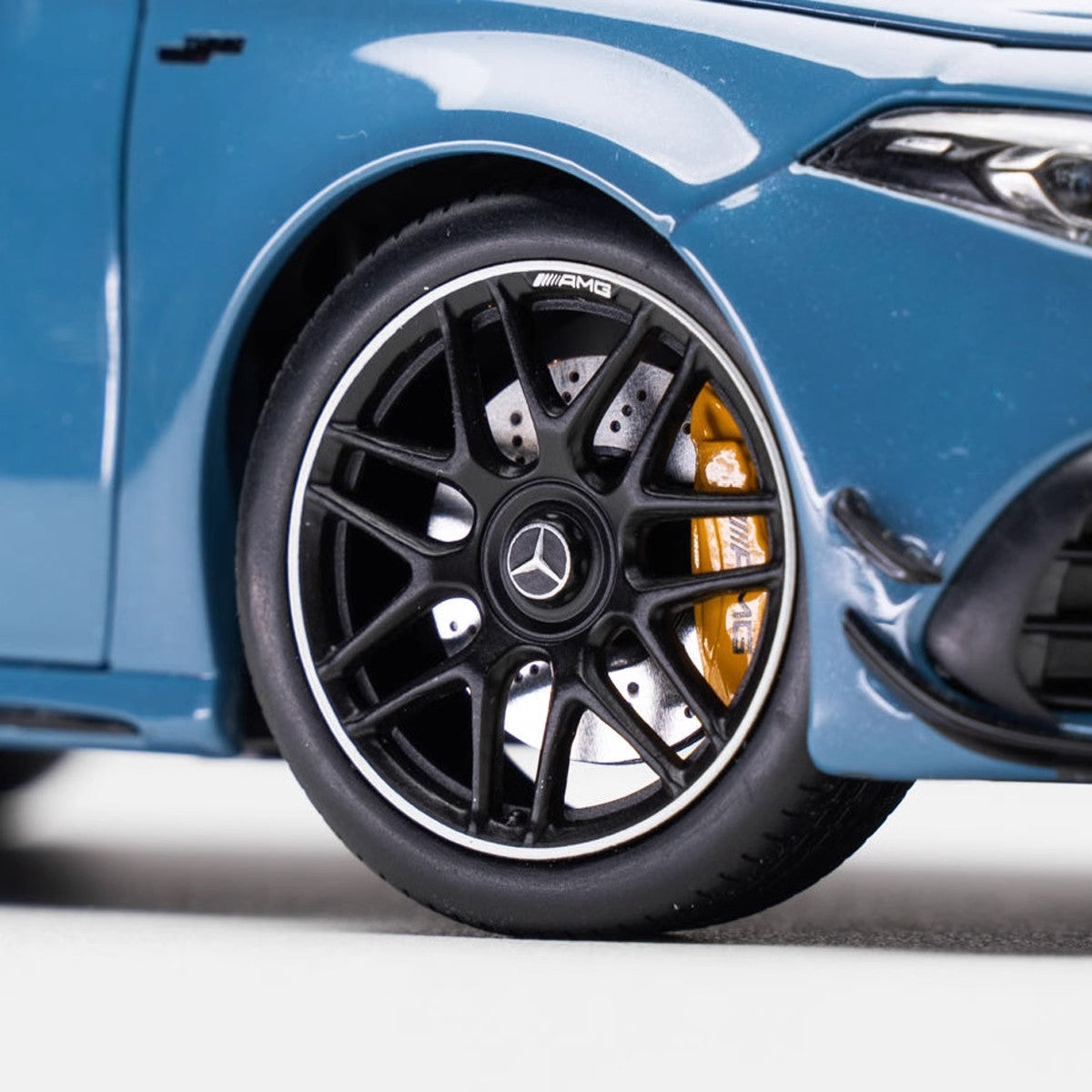 Оригинальная заводская модель автомобиля AMG A45 S из сплава синего фарфора в масштабе 1:18 полностью открытая