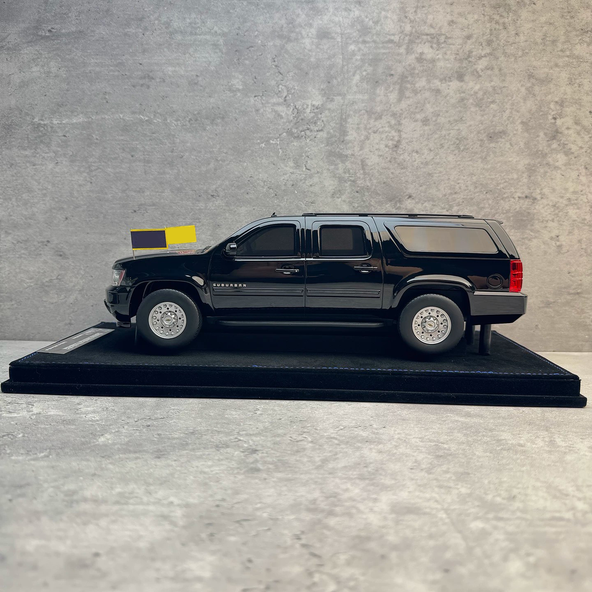2two Chevrolet Suburban 1:18 Resin Model Car