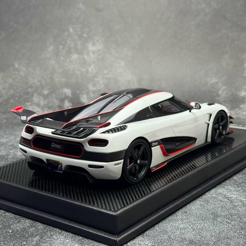 VMB 1:18 Koenigsegg ONE:1 Resin Model – White / Silver