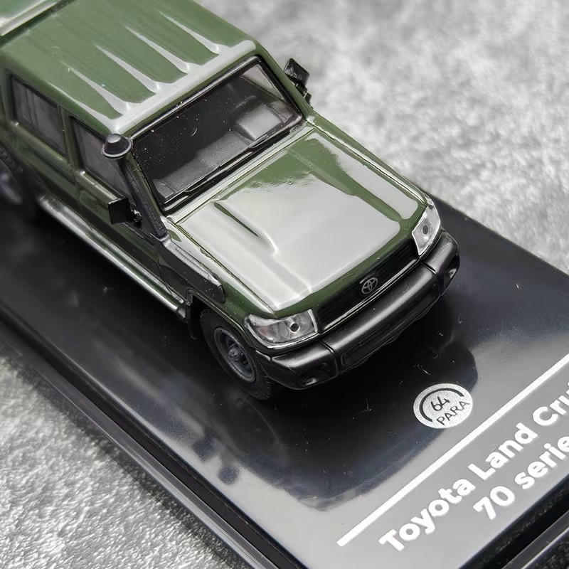 PARAGON 1:64 Toyota Land Cruiser LC79 (2014) Alloy Model