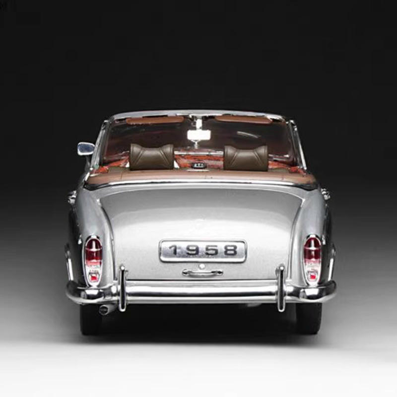 SunStar 1:18 1960 Mercedes-Benz 220SE Diecast Car