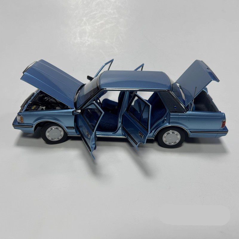 Xiao Guang 1:18 Toyota Crown MS122 Diecast Model Car