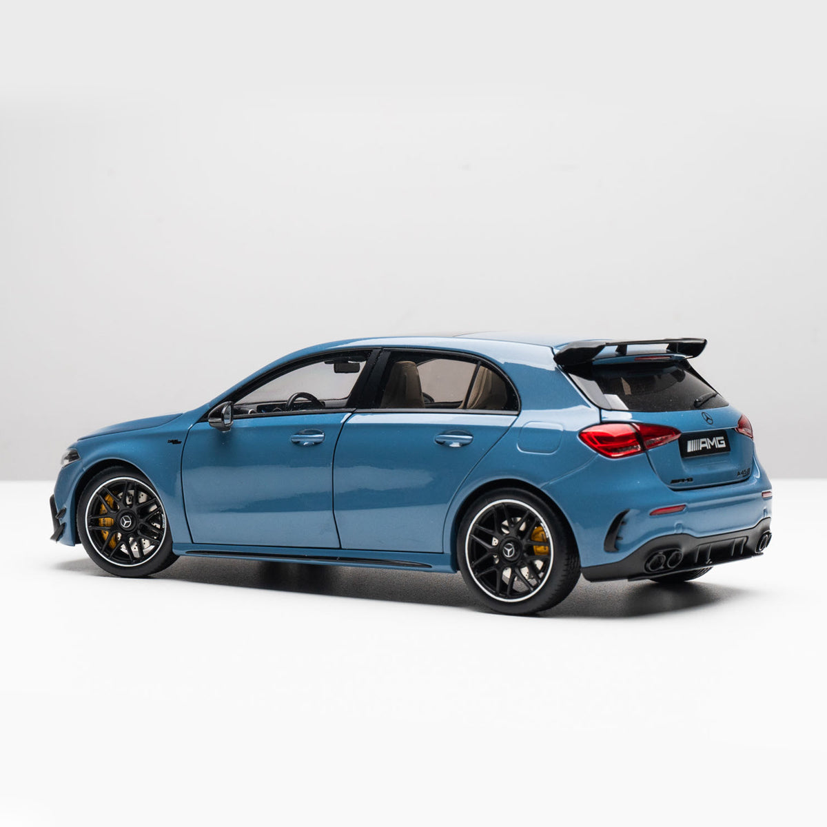 Оригинальная заводская модель автомобиля AMG A45 S из сплава синего фарфора в масштабе 1:18 полностью открытая