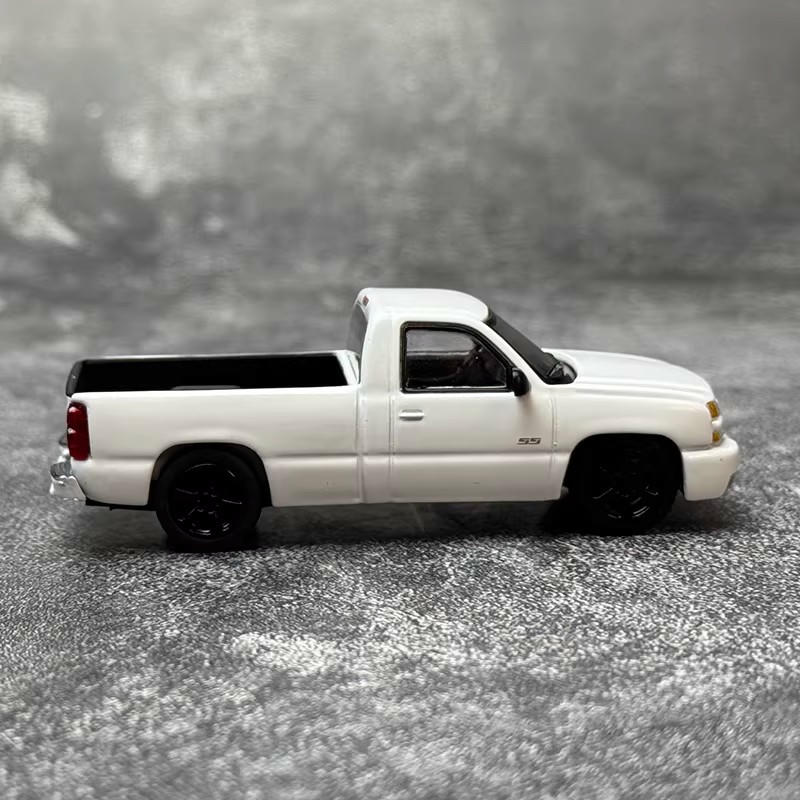 PARA 64 1:64 Chevrolet Silverado 2006 Model