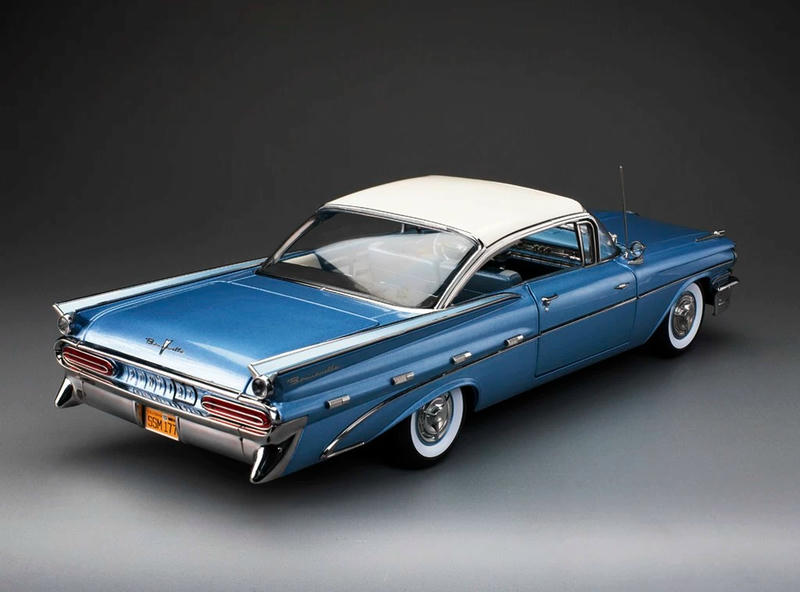 SunStar 1:18 1959 Pontiac Bonneville Platinum Edition Diecast Model