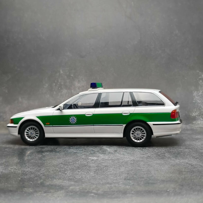 Triple9 1:18 BMW 5 Series Touring (E39) 1998 Diecast Model