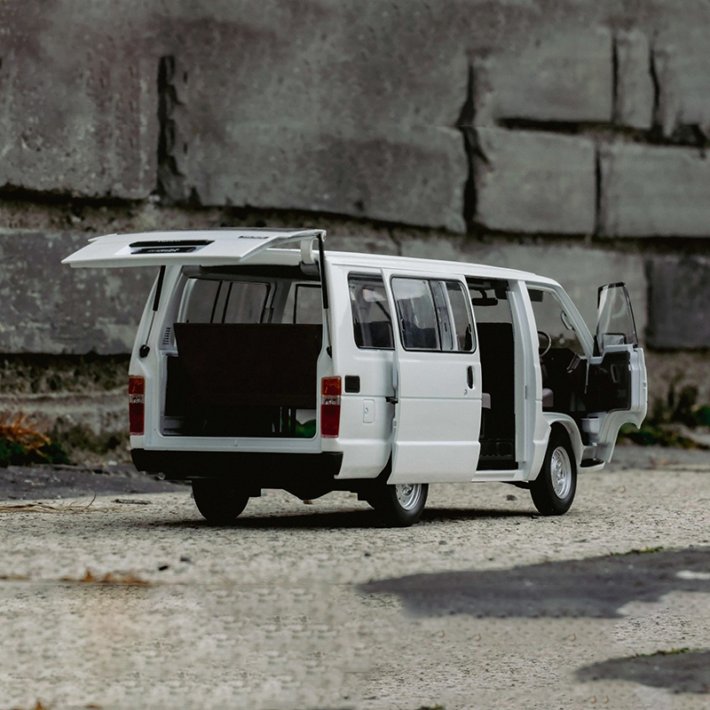 Original Factory 1:18 Toyota HiAce YH50 Diecast Van Model