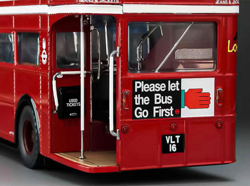 SunStar 1:24 London Double-Decker Bus Diecast Model Car