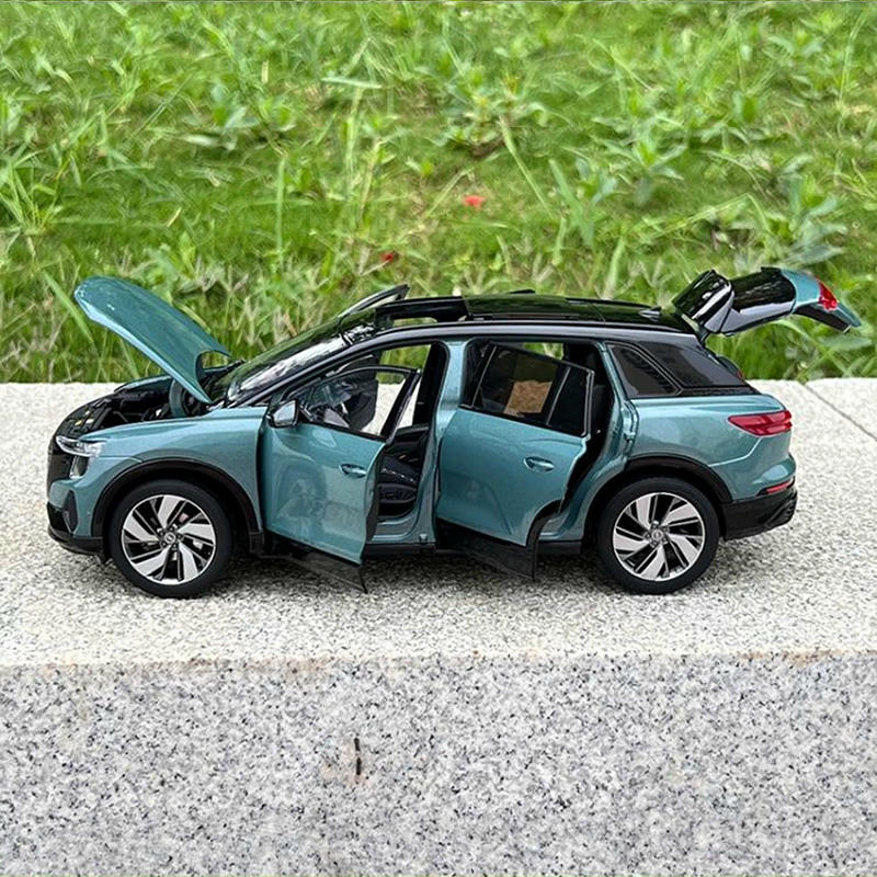 1:18 Audi Q5 e-tron Diecast Model Car with Lights