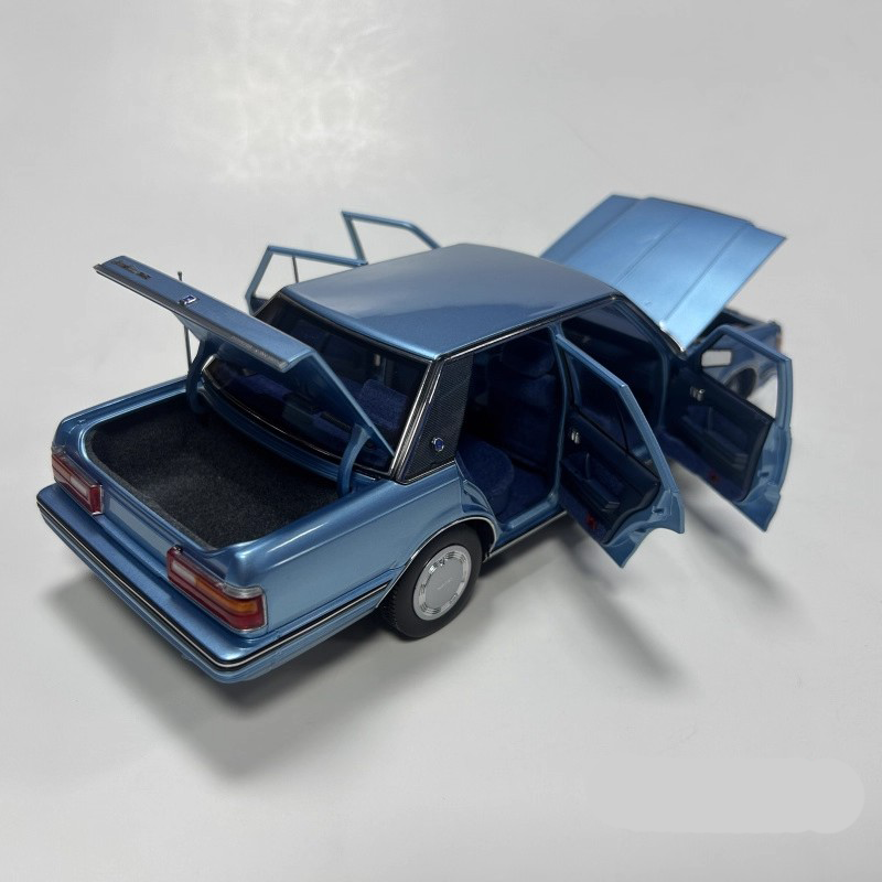 Xiao Guang 1:18 Toyota Crown MS122 Diecast Model Car