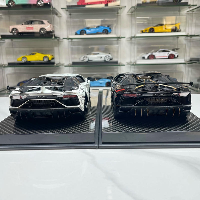 Runner & Ultra Unique 1:18 Lamborghini Aventador SVJ Resin Model