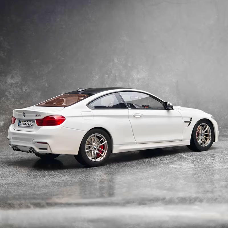 PARAGON 1:18 BMW M4 F82 Alloy Diecast Model – YX car model
