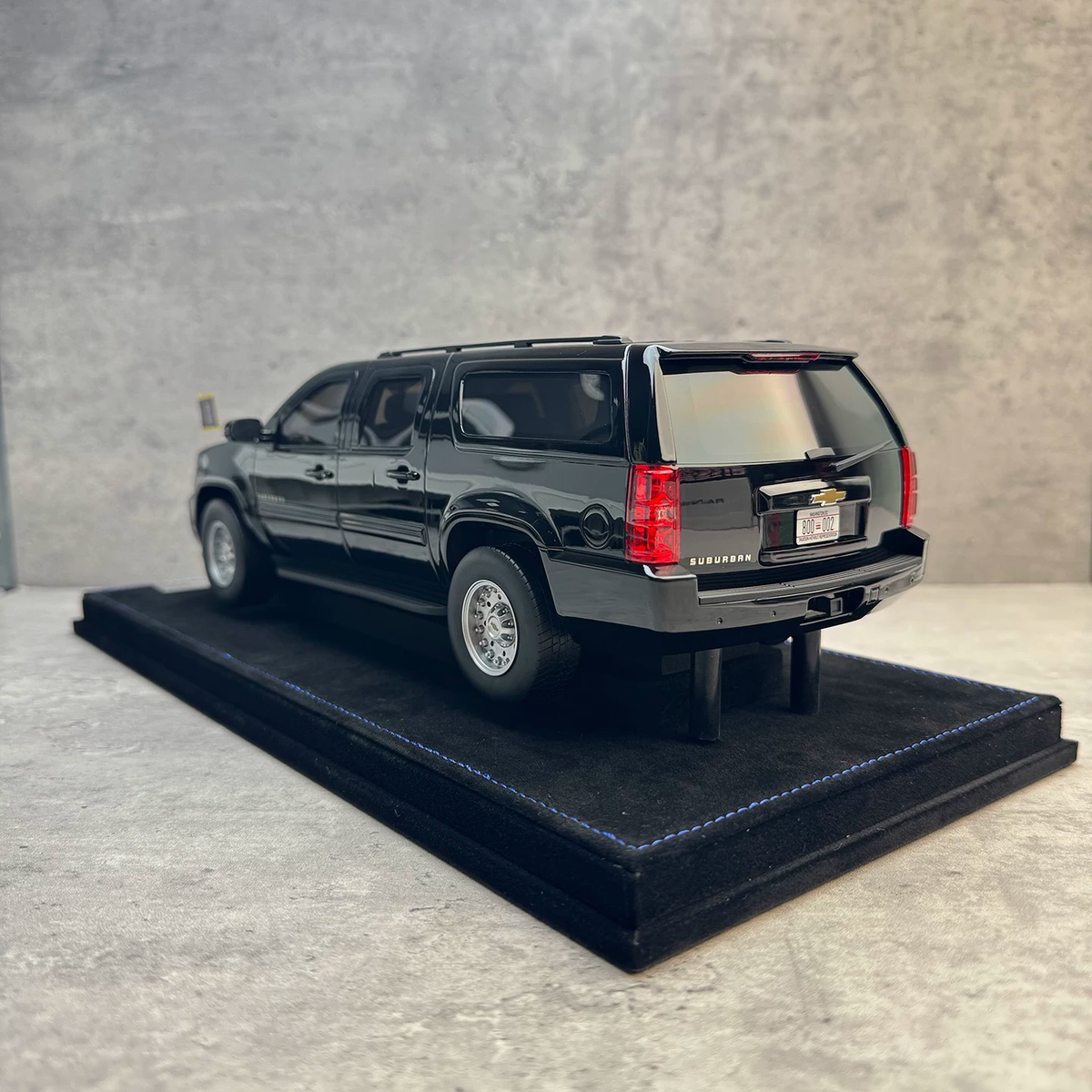 2two Chevrolet Suburban 1:18 Resin Model Car