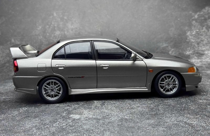 MotorHelix 1:18 Mitsubishi Lancer EVO 4th Generation Diecast Car
