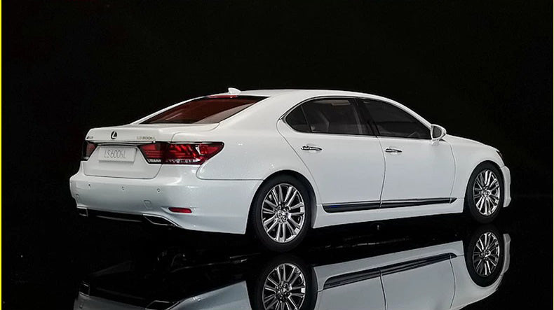 AUTOart Lexus LS600hL 1:18 Diecast Model Car