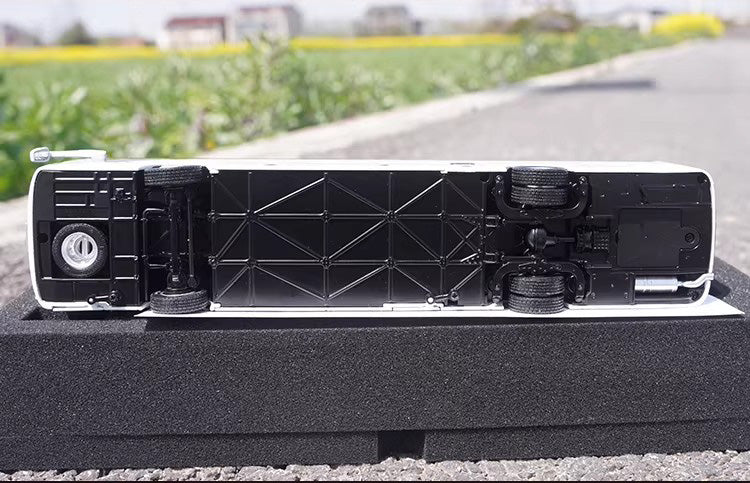 1:42 Yutong C12PRO Bus Diecast Opening Model