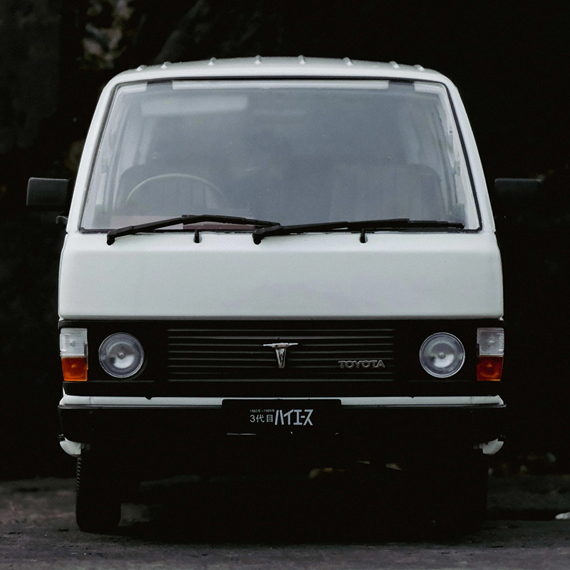 Original Factory 1:18 Toyota HiAce YH50 Diecast Van Model