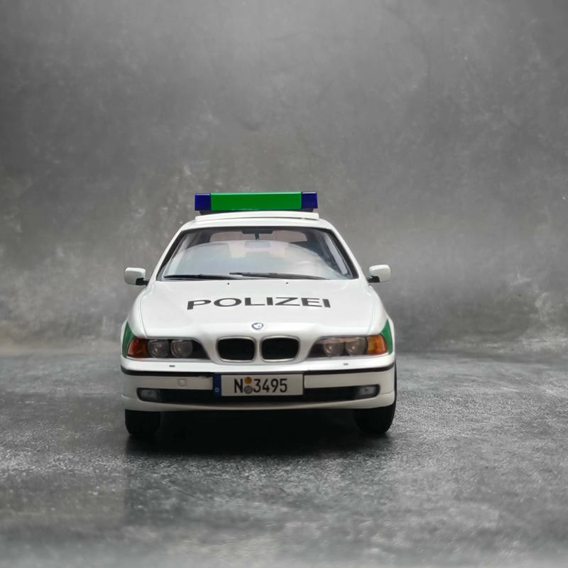 Triple9 1:18 BMW 5 Series Touring (E39) 1998 Diecast Model