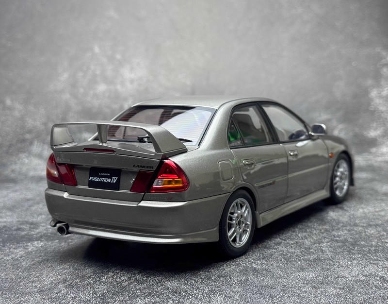 MotorHelix 1:18 Mitsubishi Lancer EVO 4th Generation Diecast Car