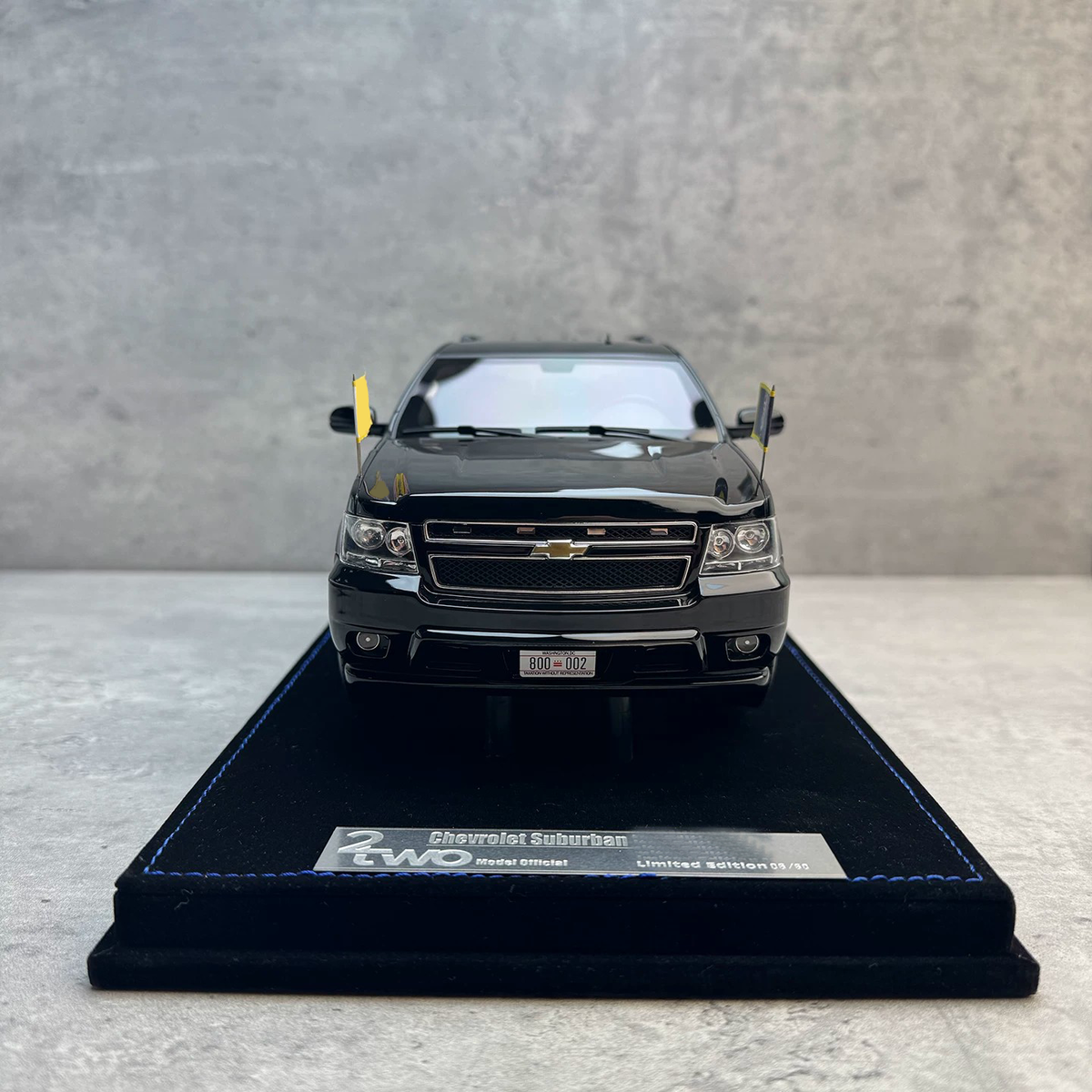 2two Chevrolet Suburban 1:18 Resin Model Car