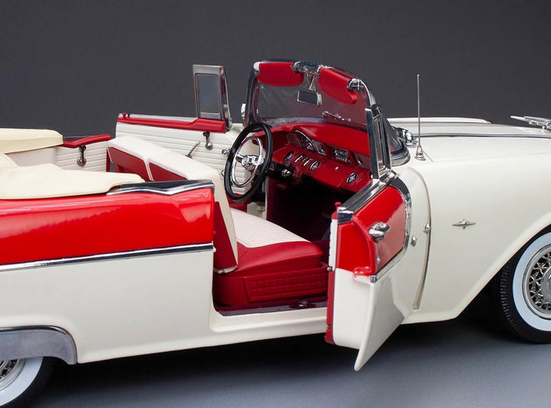 SunStar 1:18 1955 Pontiac Star Chief Diecast Model