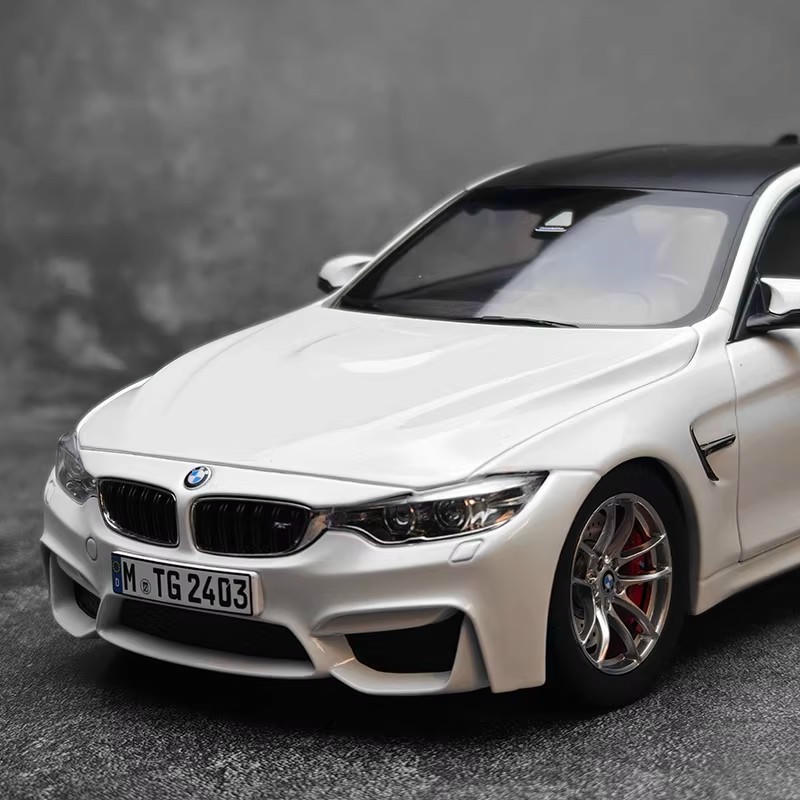 PARAGON 1:18 BMW M4 F82 Alloy Diecast Model – YX car model