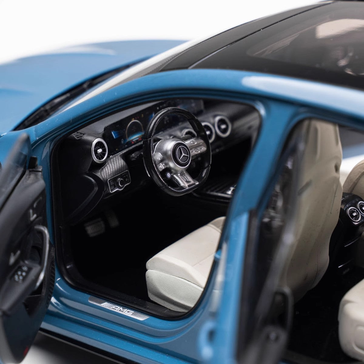 Оригинальная заводская модель автомобиля AMG A45 S из сплава синего фарфора в масштабе 1:18 полностью открытая