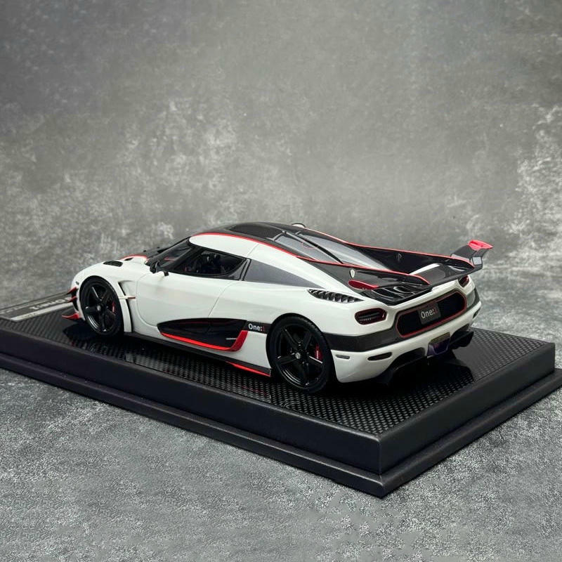 VMB 1:18 Koenigsegg ONE:1 Resin Model – White / Silver