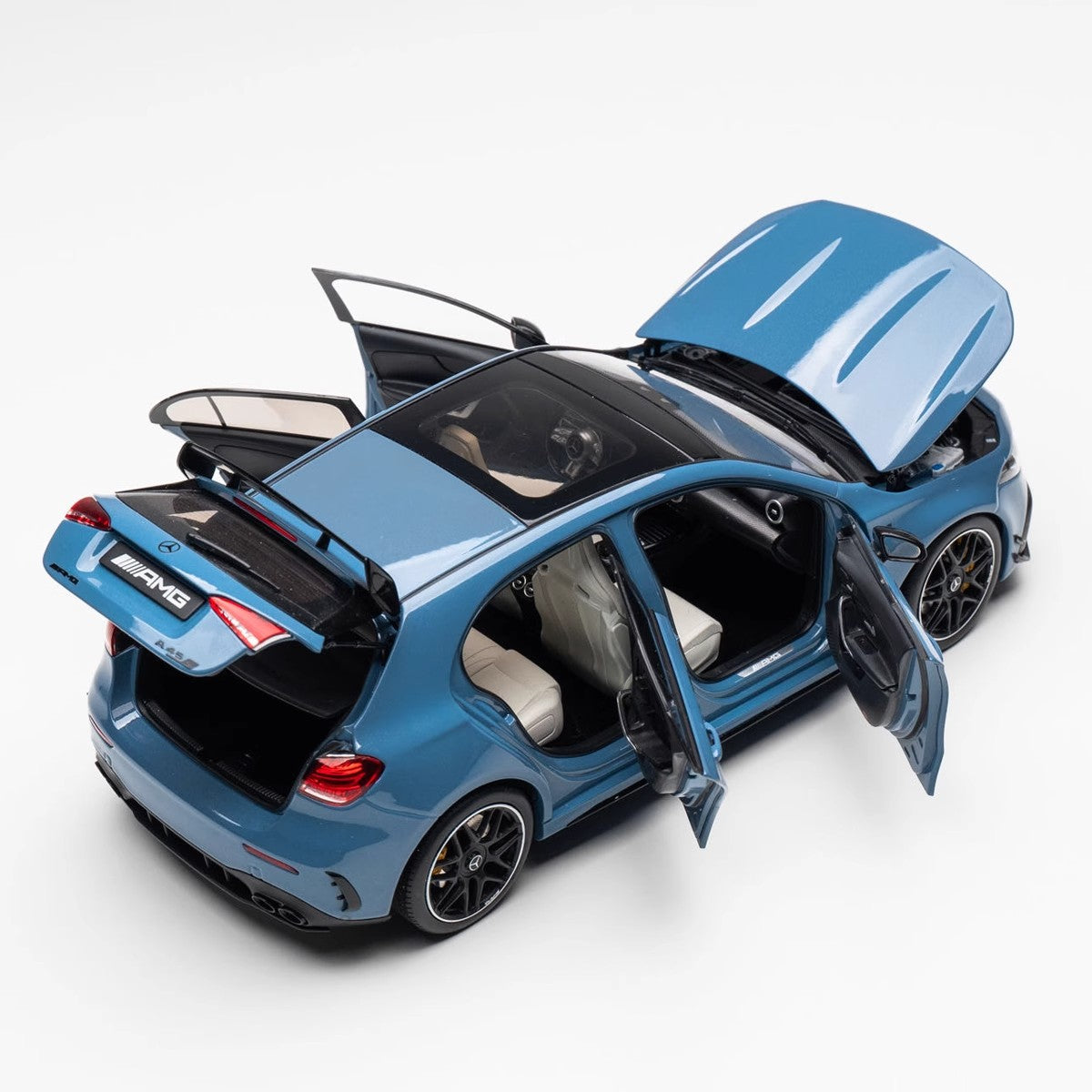 Оригинальная заводская модель автомобиля AMG A45 S из сплава синего фарфора в масштабе 1:18 полностью открытая