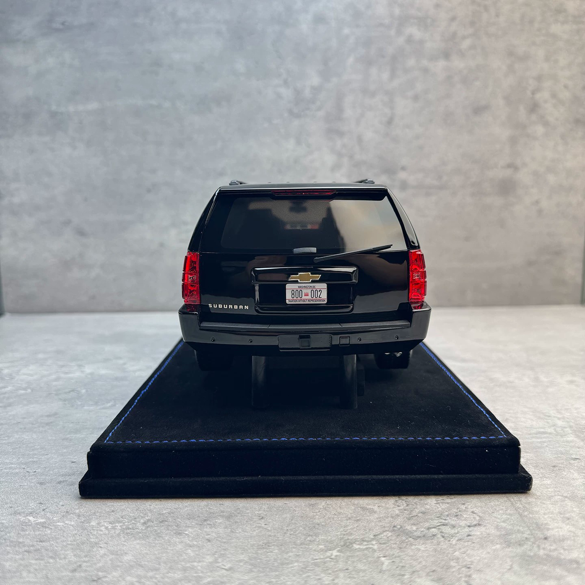 2two Chevrolet Suburban 1:18 Resin Model Car