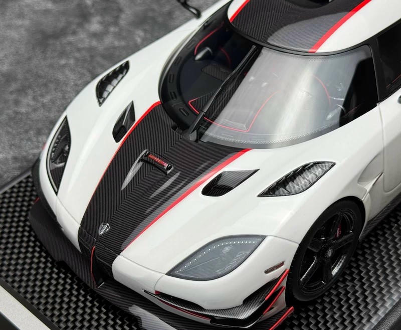VMB 1:18 Koenigsegg ONE:1 Resin Model – White / Silver