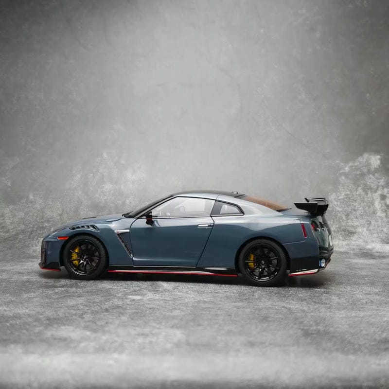 PUADI Nissan GT-R NISMO R35 2022 1:18 Alloy Diecast Model Car