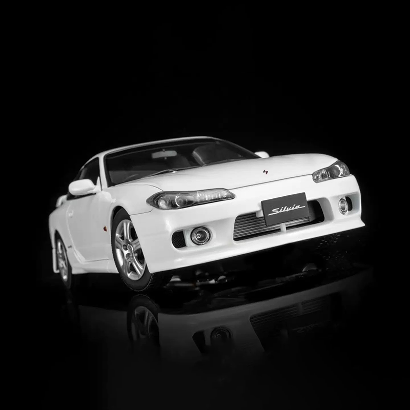 MOTORHELIX 1:18 Nissan Silvia S15 Spec-R Aero 1999 Diecast Model-JDM