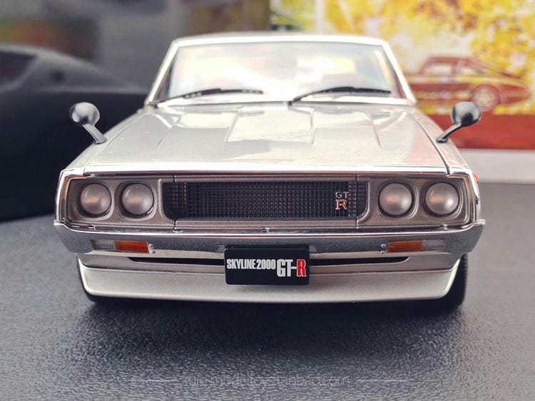 Kyosho 1:18 Die-Cast Model Car (Silver, Model No. 08255S)