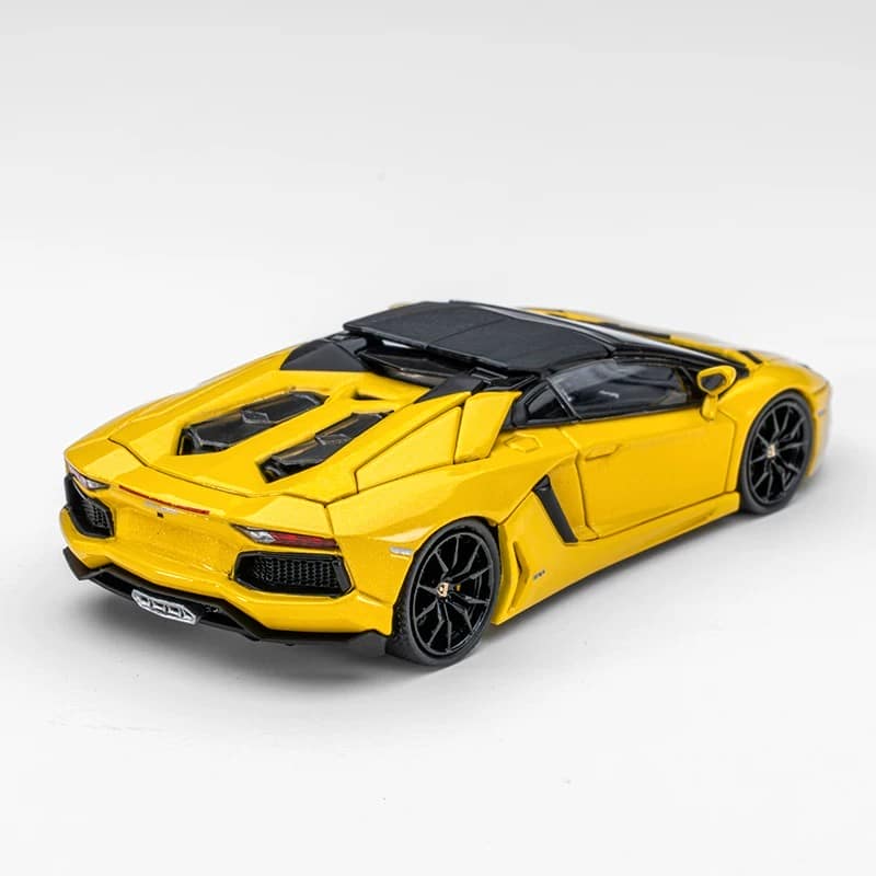 CLASSIC GARAGE 1:64 Lamborghini Aventador LP700-4 Roadster Diecast