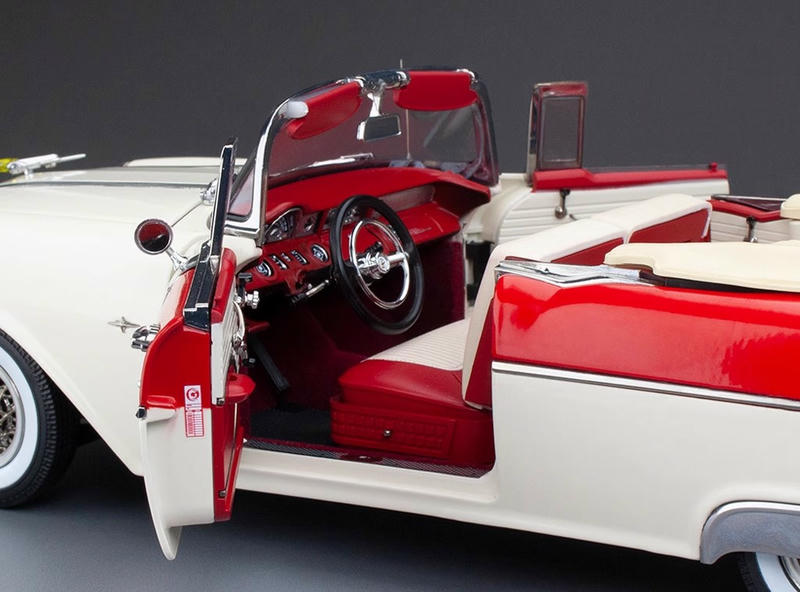 SunStar 1:18 1955 Pontiac Star Chief Diecast Model