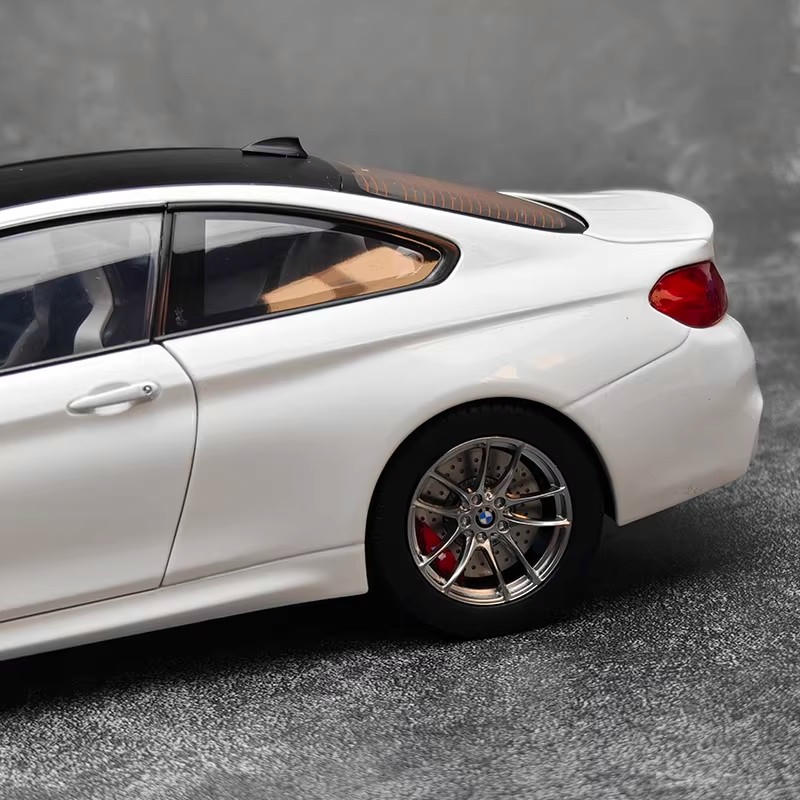 PARAGON 1:18 BMW M4 F82 Alloy Diecast Model – YX car model