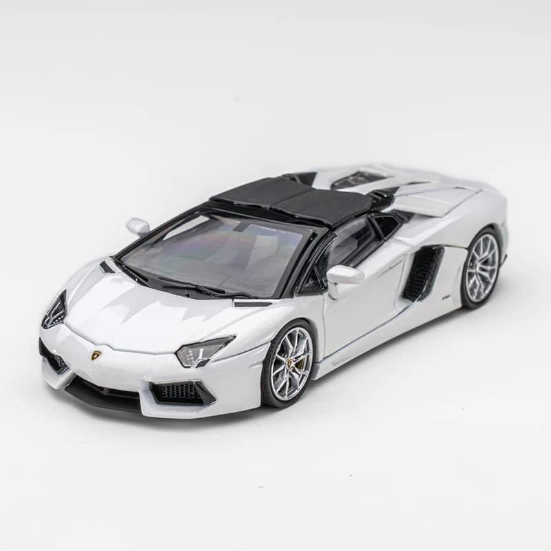CLASSIC GARAGE 1:64 Lamborghini Aventador LP700-4 Roadster Diecast Model