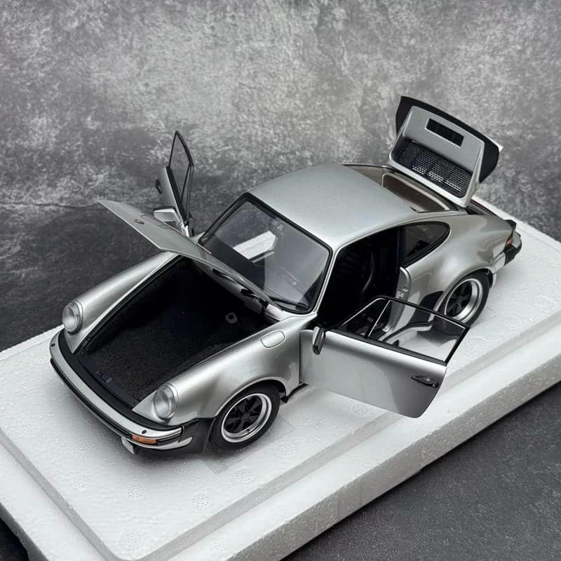 AUTOart 1:18 Porsche 911 (930) Turbo 3.0 Diecast Model Car