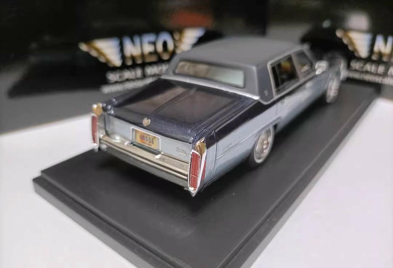 NEO 1:43 Cadillac Fleetwood 1982 Resin Model